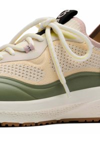 Lichte sneaker met een ademende mesh bovenkant in crèmekleurige en perziktonen, met een groene accent, witte veters en een gevoerde zool.