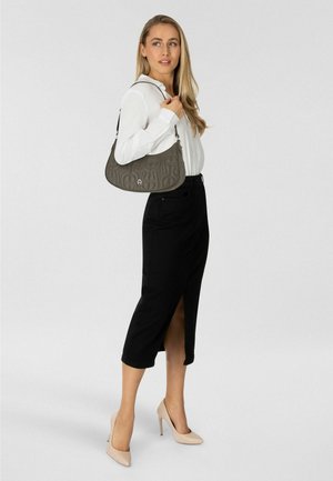 Graue Handtasche mit strukturierter Hobo-Form, schwarzer, hoch taillierter Rock mit seitlichem Schlitz und beigen High Heels. Modell in Seitenansicht posierend.