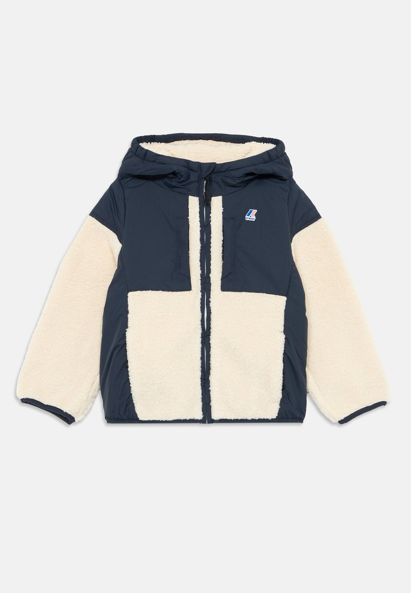 Giacca con cappuccio blu navy con pannelli in pelliccia sintetica crema, chiusura frontale con zip, due tasche sul petto e un'etichetta con logo sul lato sinistro.