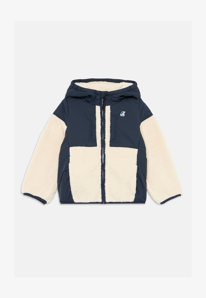 Mornarsko modra jakna s kapuco, s kremastimi umetnimi krznom na panelih, sprednjim zadrgo, dvema žepoma na prsih in označbo blagovne znamke na levi strani.