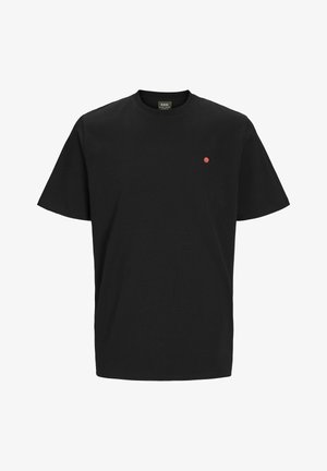 Tricou din bumbac negru cu guler rotund, mâneci scurte și un mic accent de punct roșu pe partea stângă a pieptului. Textură netedă, croială lejeră.