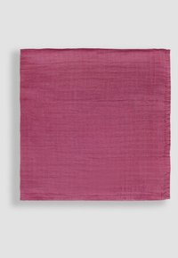Rechthoekige sjaal in een rijke magenta kleur, gemaakt van gladde, lichte stof met een iets gestructureerde afwerking en afgebroken randdetails.