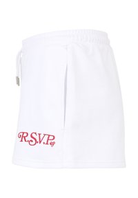 Pantalones cortos de algodón blancos con cintura ajustable, que presentan un logotipo rojo bordado "R.S.V.P." en la parte delantera y bolsillos laterales. Textura suave.