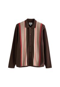 Braunes Button-Up-Hemd mit vertikalen Streifen in Beige, Rot und Creme, mit Kragen und langen Ärmeln. Weicher Stoff, lässiges Design.