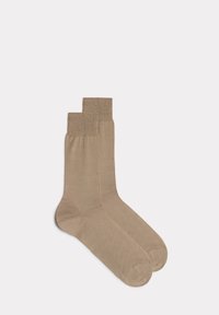 Beige bomullssockor med en slät yta, med ribbade muddar och en klassisk design. De är knälånga utan synliga mönster.