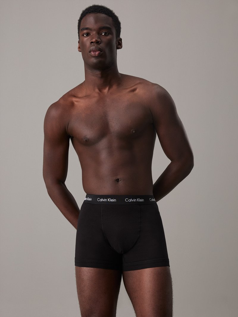 Schwarze Baumwoll-Boxershorts mit Calvin Klein-Logo am Bund, enganliegendes Design, weicher Textur und Standardlänge.