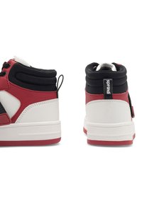 O pereche de adidași înălțați roșii, albi și negri, prezentați din unghiuri din spate și lateral, cu guler căptușit și logo-ul Sprandi pe tab-ul de pe călcâi.