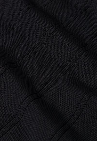Tessuto nero con un motivo a onde testurizzato, realizzato in materiale tessuto, caratterizzato da linee in rilievo che creano un effetto visivo dinamico.