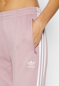 adidas Originals SUPERSTAR - Donji dijelovi trenirke - magic mauve