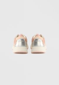 Ζευγάρι χαμηλών αθλητικών παπουτσιών με ασημένια τακούνια, ροζ και ροδακινί διχτυωτό ύφασμα, και ανοιχτόχρωμες σόλες, που απεικονίζονται από πίσω σε απλό φόντο.