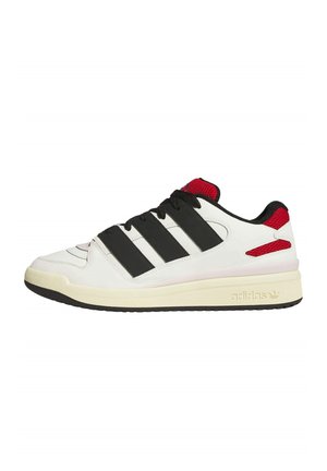Vit atletisk sneaker med tre svarta ränder, röda accenter på tungan och hälen, texturerade tygdetaljer och en gummisula.