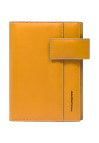 Gele leren notitieboekhoes met blauwe accentstiksels en een klepsluiting. Heeft een logo dat in het leer is gedrukt aan de zijkant. Gladde textuur.