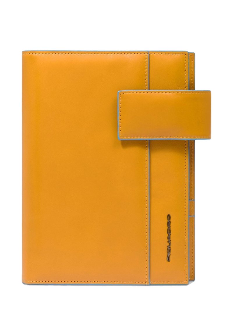 Gele leren notitieboekhoes met blauwe accentstiksels en een klepsluiting. Heeft een logo dat in het leer is gedrukt aan de zijkant. Gladde textuur.