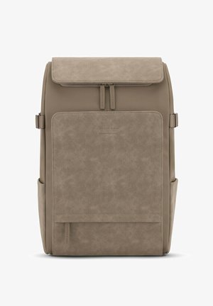 Rechteckiger Rucksack in Taupe mit großer Fronttasche, oberer Klappe, zwei Reißverschlüssen, Seitentaschen und verstellbaren Trägern.