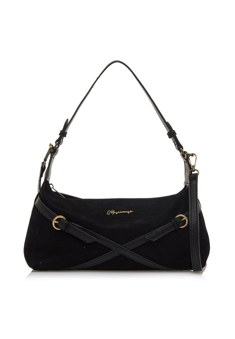 Bolso de hombro de ante negro con correa de cuero, que presenta un logo dorado y un detalle entrelazado. Forma compacta y rectangular con textura suave.