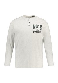 Langærmet lys grå skjorte med henley-krave, tre sorte knapper og et trykt grafik, der står "NO18 Northern" på forsiden.