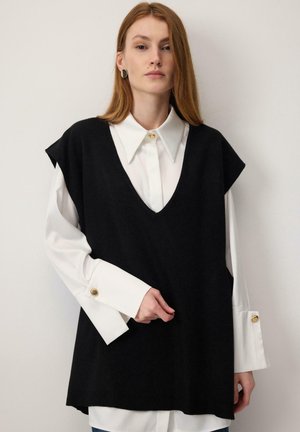 V-NECK WITH SIDE - Pulóver - black