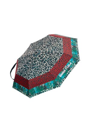 Paraguas compacto con estampados de leopardo y serpiente en negro, rojo, verde azulado y beige, que cuenta con una correa negra para la muñeca y la marca "BIMBA Y LOLA".