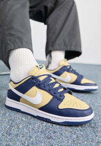 DUNK NEXT NATURE - Matalavartiset tennarit - midnight navy/white/team gold