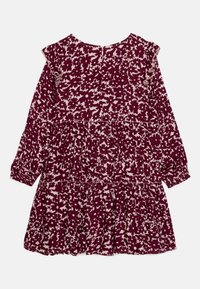 Burgundské šaty s květinovým bílým vzorem, dlouhými rukávy, řasenými ramenními akcenty a designem s vrstvenou sukní. Zapínání na knoflíky na zadní straně.