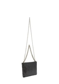 Sorte clutch-taske med et mønsterdesign og sølvfarvede nitter, suppleret med en metallisk kæde rem. Rektangulær form med en tekstureret overflade.