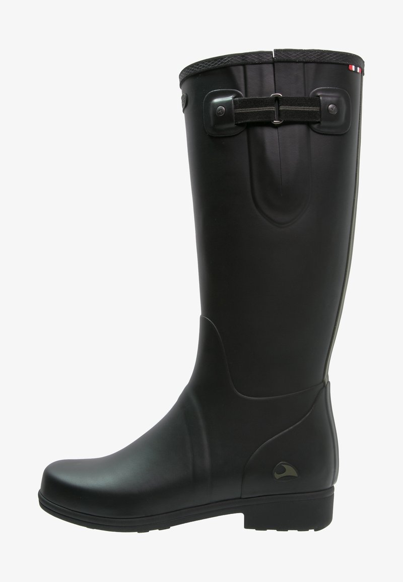 Botte de pluie haute en caoutchouc noir avec sangle latérale réglable, bord supérieur texturé et logo discret près du talon.