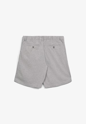 Shorts en coton gris avec une taille élastique et deux poches arrière munies de boutons, texture unie sans motifs visibles.