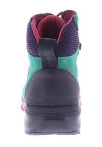 Kleurvolle wandelschoen met een groene bovenkant, paarse gaasrand, zwarte hiel en roze accenten. Getextureerde zool voor grip en stabiliteit.