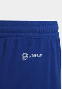 Bermudas deportivas azules hechas de un tejido suave, con una cinturilla elástica y un logo blanco "AEROREADY" con un gráfico de un globo en el lado izquierdo.