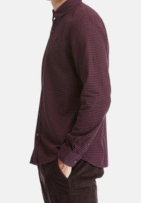 Camicia a maniche lunghe con bottoni, caratterizzata da un motivo a quadri maroon e blu navy, con colletto classico e polsini con bottoni.