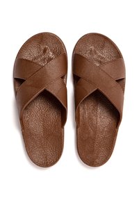 Braune Sandalen mit Kreuzriemen aus strukturiertem Kunstleder. Die Sohlen sind flach und leicht konturiert und haben eine glatte Oberfläche.