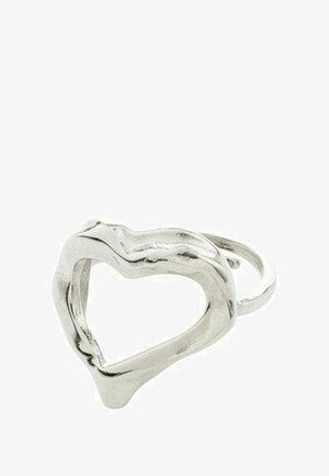 Srebrny pierścionek w kształcie serca z falistym wzorem, z otwartym środkiem i fakturowaną powierzchnią, tworzący organiczny, płynny wygląd.