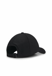 Zwarte pet met een ronde kroon, vlakke klep en verstelbare band achteraan. Gemaakt van stof met een gladde textuur. Geen zichtbare logo's.