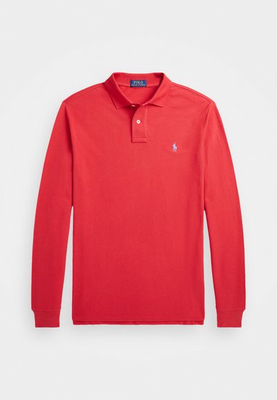 Langermet rød polo-skjorte med brettet krage, to knapper foran og en liten blå logo på venstre bryst. Glatt bomullsstoff.