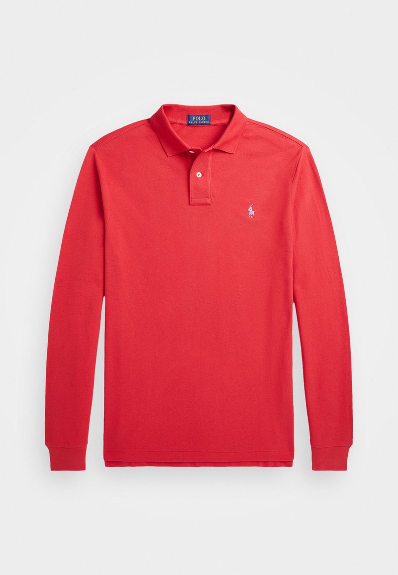Κόκκινο polo shirt με μακριά μανίκια, που διαθέτει διπλωμένο γιακά, δύο κουμπιά στο λαιμό και ένα μικρό μπλε λογότυπο στο αριστερό στήθος. Λείο βαμβακερό ύφασμα.
