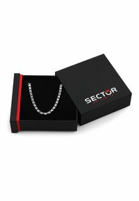 Collana a catena in argento esposta in una scatola nera con un accento rosso. La scatola presenta il logo 'SECTOR NO LIMITS'. Interno in velluto.