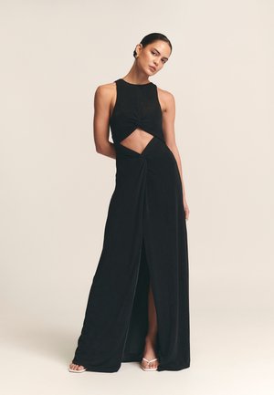 Crna večernja haljina s halter izrezom, preklopnim detaljem u struku i bočnim prorezom. Mekani materijal s glatkom teksturom i elegantnom siluetom.