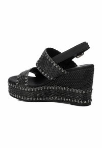 Sandalo wedge intrecciato nero con cinturini testurizzati, design open toe e cinturino posteriore regolabile. La suola presenta un dettaglio intrecciato decorativo.