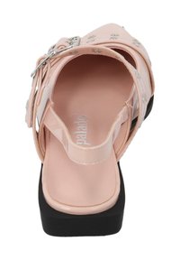 Roze synthetische sandaal met een gladde textuur, verstelbare enkelriem en accenten van zilver hardware, met een zwarte platte zool.