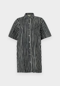 Košeľa s gombíkmi, ktorá má čierno-biele vertikálne pruhy, krátke rukávy, špicatý golier a ľavú náprsné vrecko.