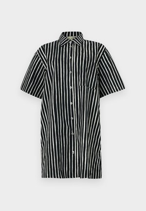 Košulja s dugim rukavima koja ima crne i bijele vertikalne prugice, kratke rukave, oštar ovratnik i džep na lijevoj strani prsnog koša.