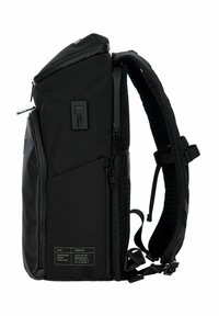 Mochila negra hecha de un tejido duradero con un diseño elegante. Presenta cremalleras, correas ajustables y acentos texturizados en la parte trasera.