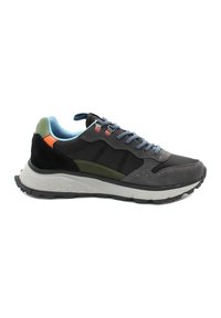 Sneaker da uomo che presenta una combinazione di suede grigio e tessuto, lacci blu, dettagli verdi e arancioni, e una suola in gomma testurizzata.