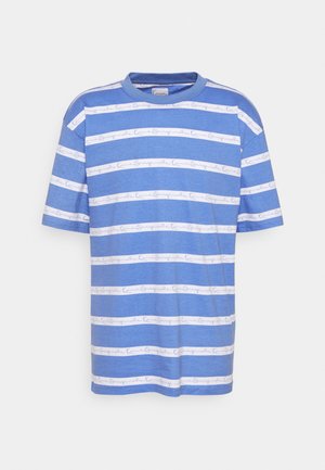 Blå og hvid stribet kortærmet t-shirt med rund hals og gentagende tekstmønster på striberne. Blødt stof, afslappet design.