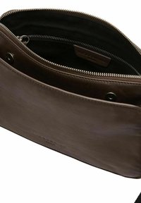 Brązowa skórzana torebka na ramię z wieloma przegródkami, jedną kieszenią na zamek wewnątrz oraz zapięciem na zatrzask na przedniej klapie.