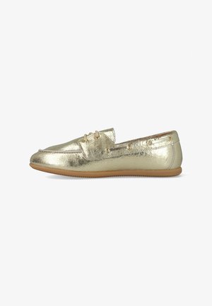 Mocassin van metallic gouden leer met een beige rubberen zool en veterdetail aan de bovenzijde.