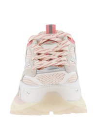 Zapatillas de running en rosa claro y malla blanca con acentos texturizados, puntera redonda, suela gruesa, cordones con patrón y tirador trasero.