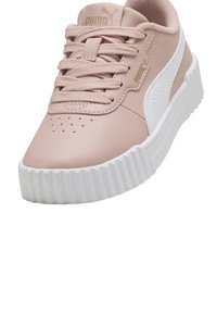 Sneaker PUMA in morbida pelle sintetica rosa, con una striscia laterale bianca, punta rotonda, suola bianca rigata e lacci testurizzati.