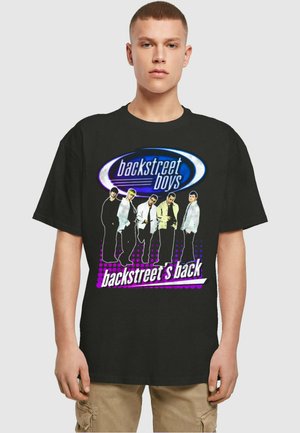Sort t-shirt med et farverigt grafisk tryk af fem figurer og teksten "Backstreet's Back" med lilla accenter og et prikket mønster.