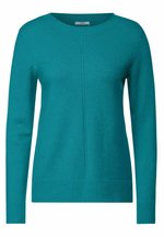 Maglione a righe arcobaleno in una giornata di pioggia